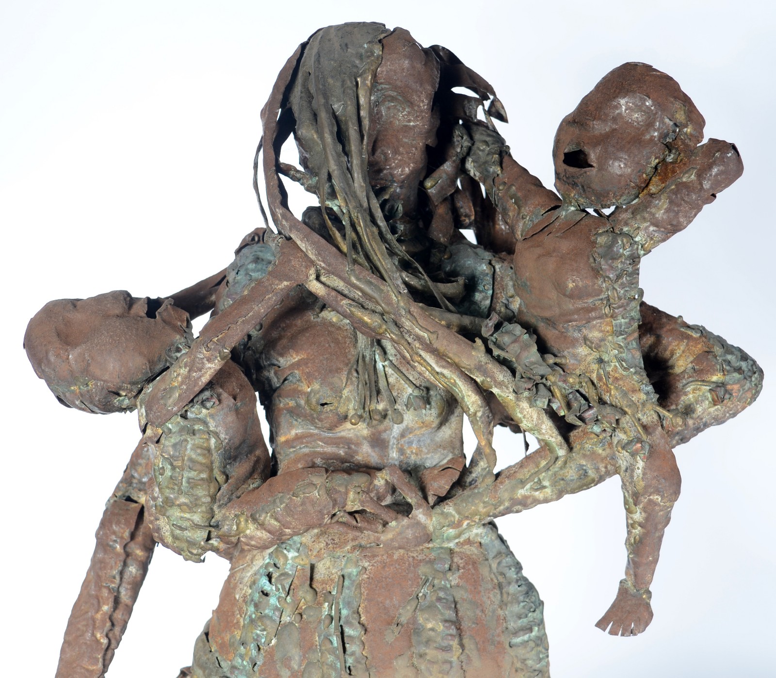 Grande escultura de latão representando figura com crianças. - foto 2 de 7