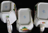 Tête-à-tête de porcelana européia com flores em... - Tête-à-tête de porcelana européia com flores em policromia . sendo, 2 xícaras com pires, bule, leiteira, açucareiro e presentoir. Total 6 peças 