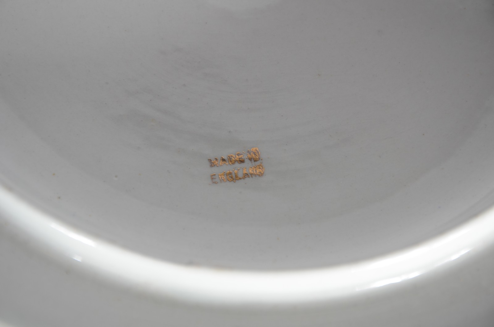 Três peças diversas de faiança, sendo: Bacia com gomil em tons de... - foto 9 de 11