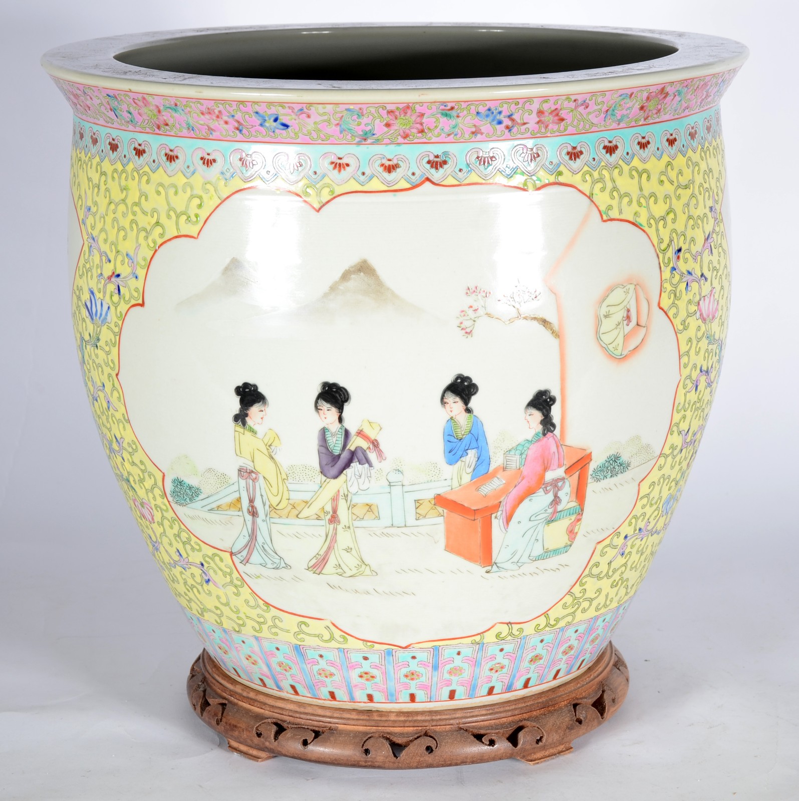 Cachepot de porcelana oriental, decorado com figuras de gueixas em... - foto 1 de 6