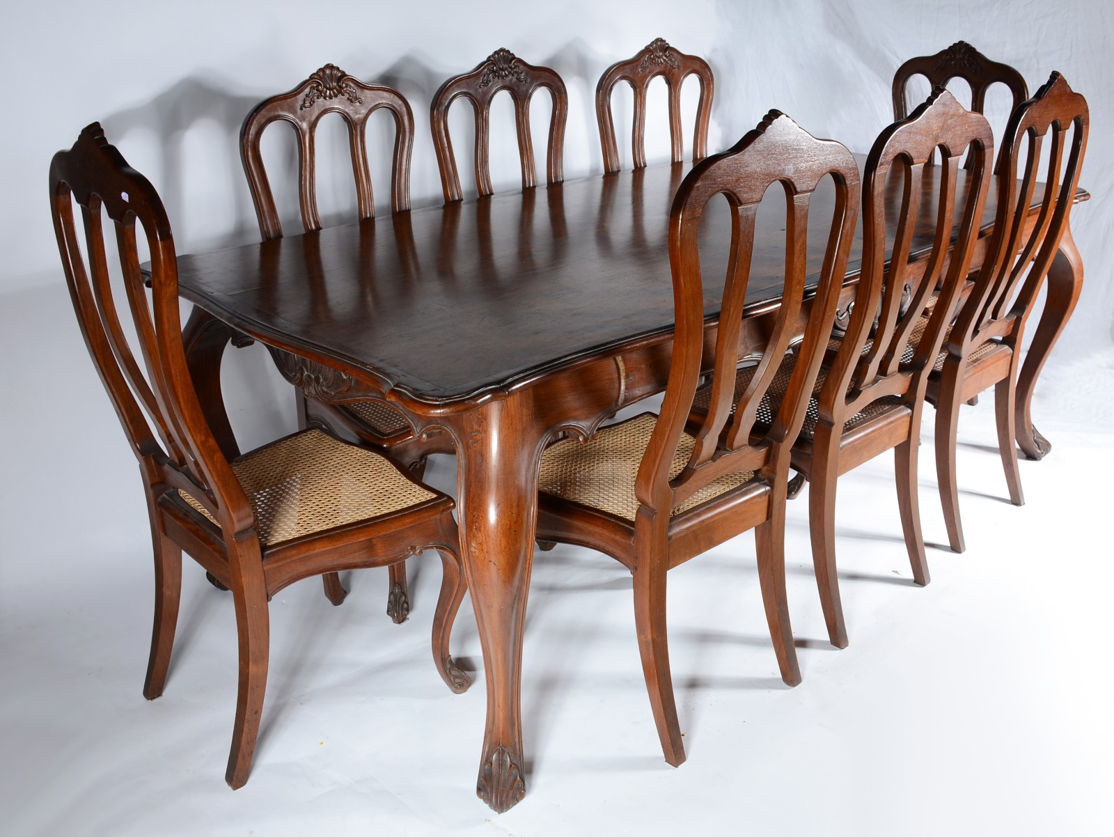 Mesa de jantar de madeira nobre, saia recortada com entalhe de... - foto 1 de 7