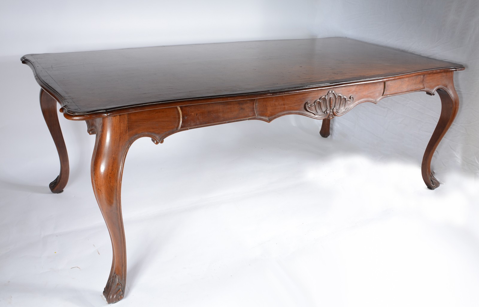 Mesa de jantar de madeira nobre, saia recortada com entalhe de... - foto 2 de 7