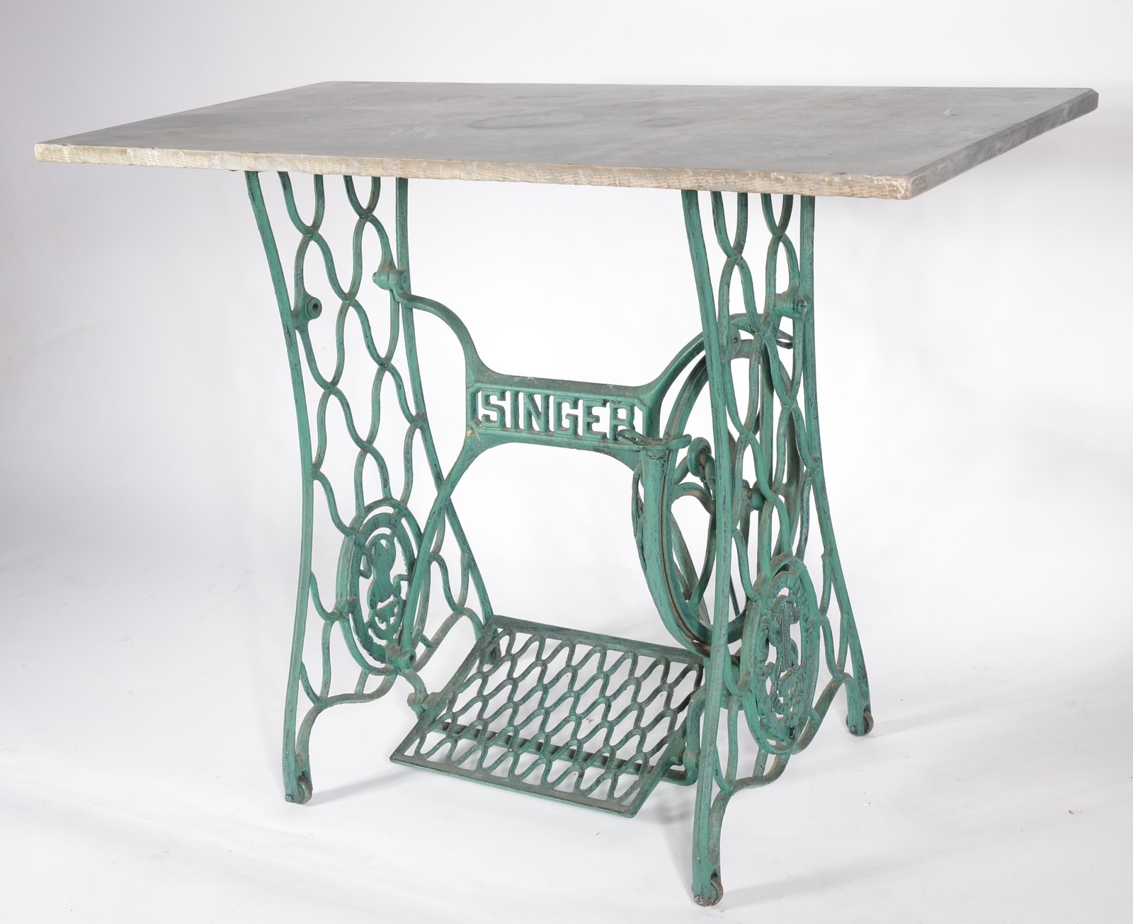 Mesa feita com base de máquina de costura Singer e tampo em mármore. - foto 1 de 8