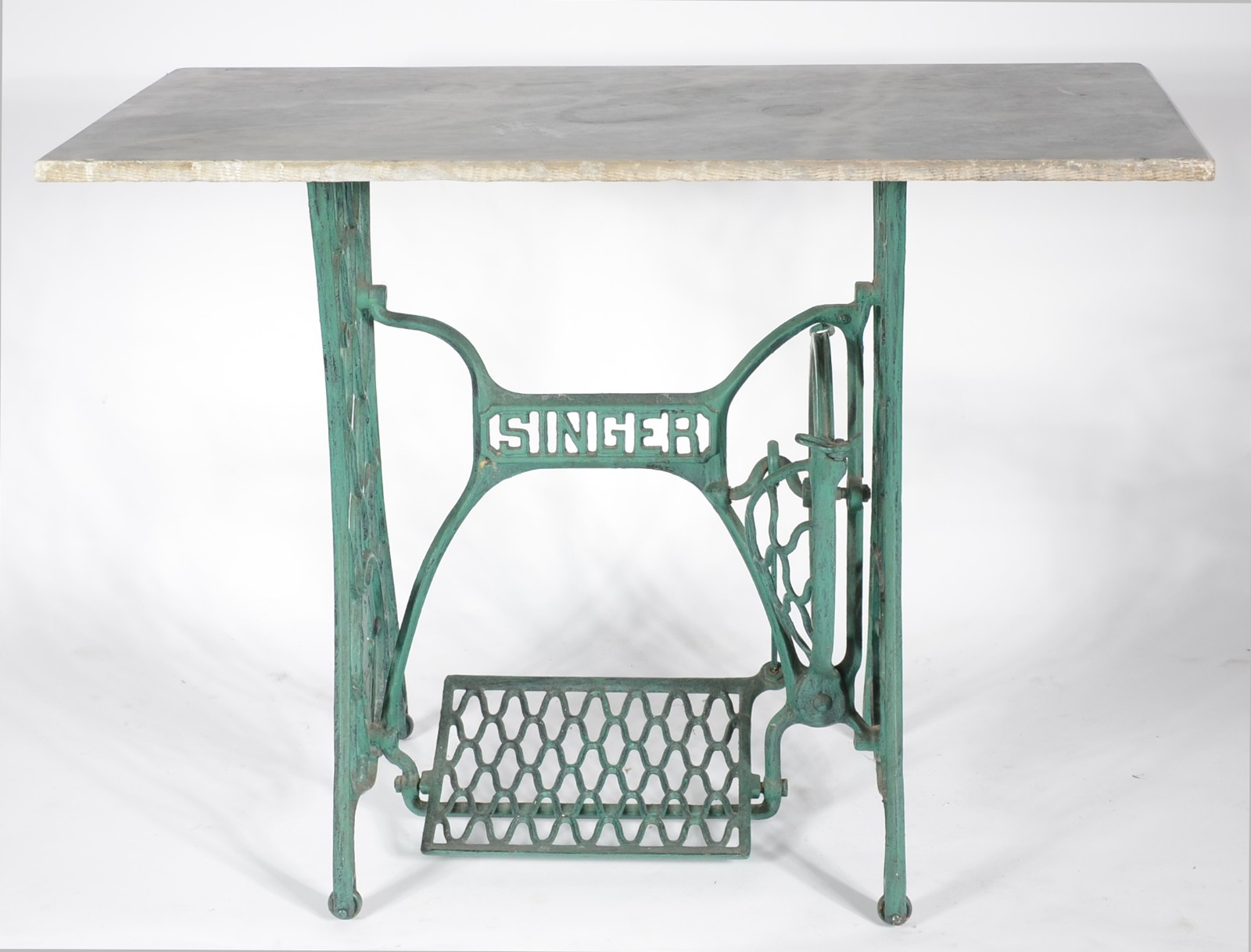 Mesa feita com base de máquina de costura Singer e tampo em mármore. - foto 2 de 8