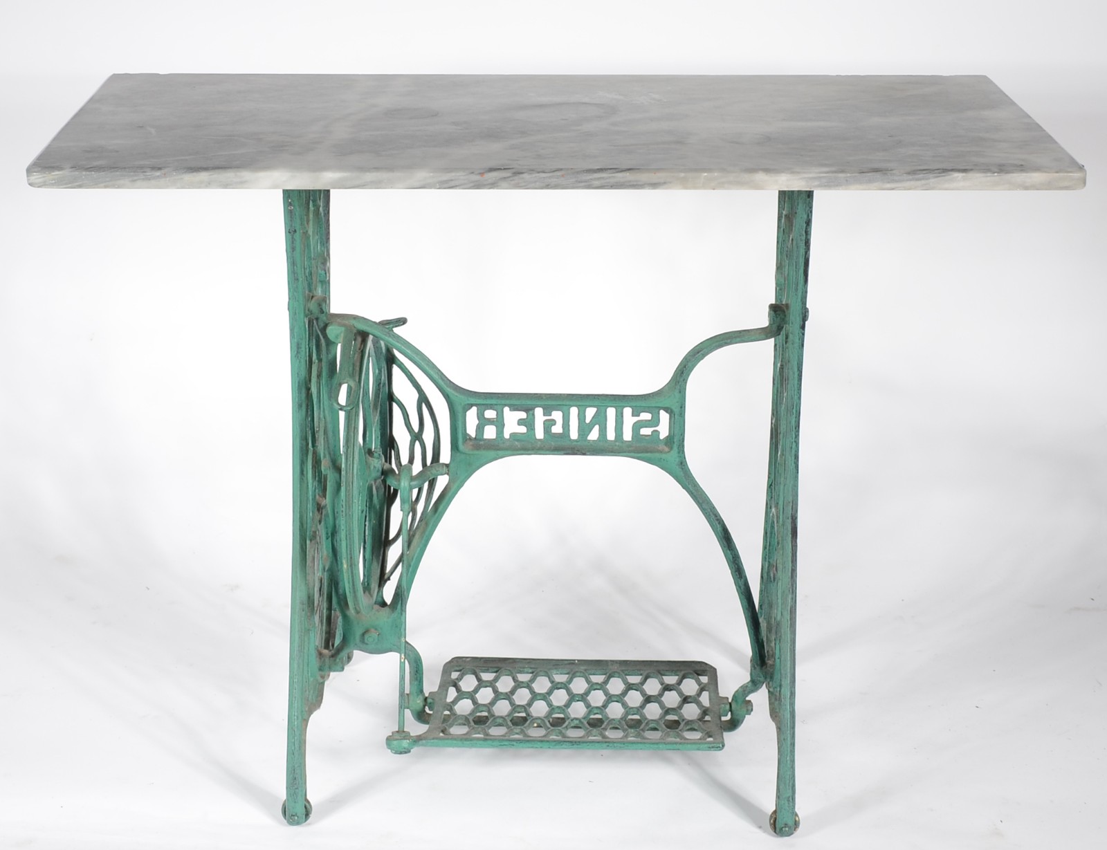 Mesa feita com base de máquina de costura Singer e tampo em mármore. - foto 3 de 8