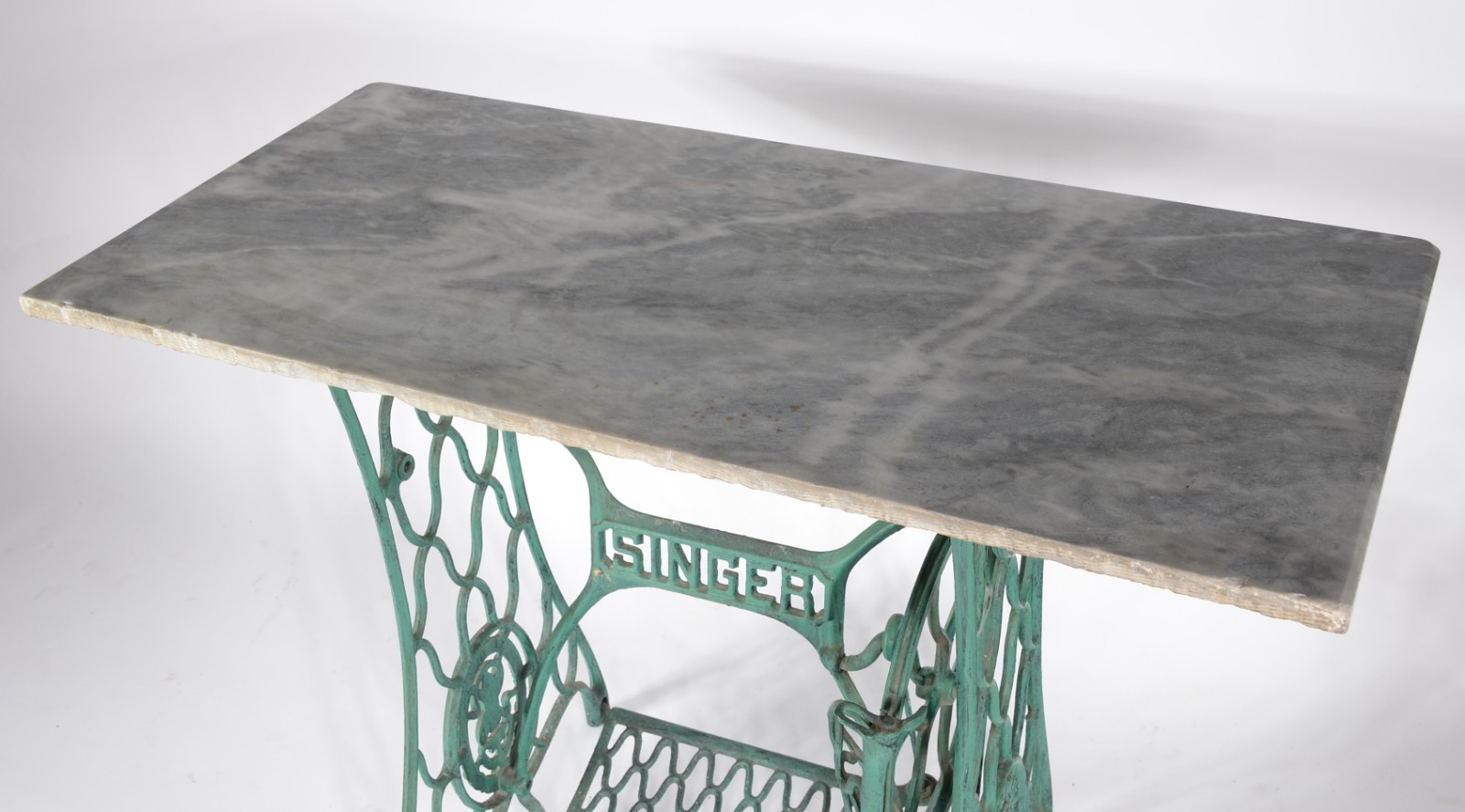 Mesa feita com base de máquina de costura Singer e tampo em mármore. - foto 6 de 8
