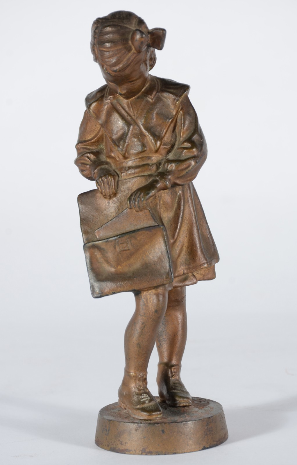 Estatueta russa de bronze representando menina com pasta escolar. - foto 1 de 6