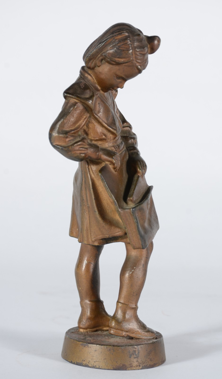 Estatueta russa de bronze representando menina com pasta escolar. - foto 2 de 6