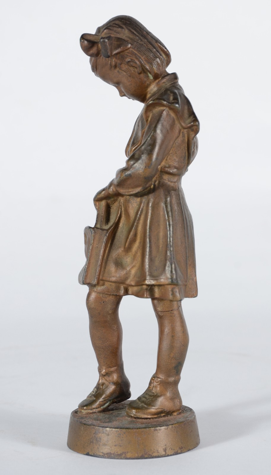 Estatueta russa de bronze representando menina com pasta escolar. - foto 3 de 6