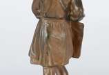 Estatueta russa de bronze representando menina ... - Estatueta russa de bronze representando menina com pasta escolar.