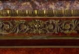 Henry Dasson (1825-1896),  - Excepcional vitrine francesa de madeira nobre, estilo Luiz XVI, ricamente trabalhada com guarnições de bronze. Gaveta com "segredo" para abrir na part