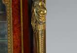 Henry Dasson (1825-1896),  - Excepcional vitrine francesa de madeira nobre, estilo Luiz XVI, ricamente trabalhada com guarnições de bronze. Gaveta com "segredo" para abrir na part