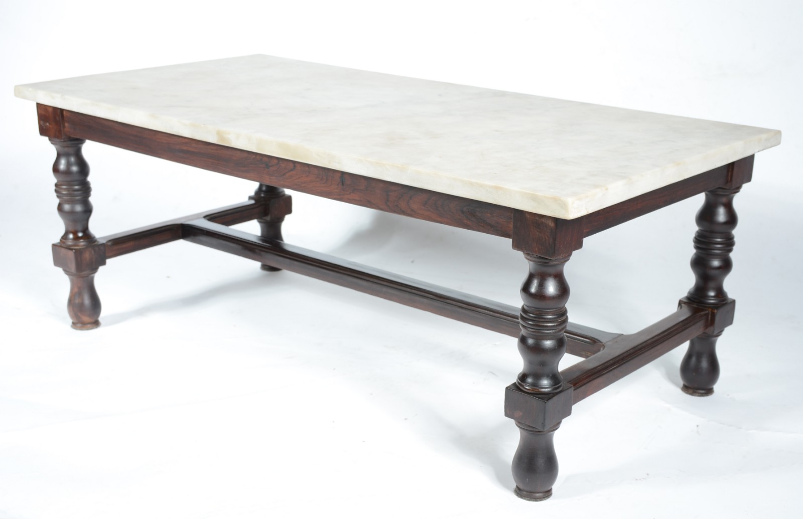 Mesa de centro com base de madeira nobre, pernas torneadas ligadas... - foto 1 de 5