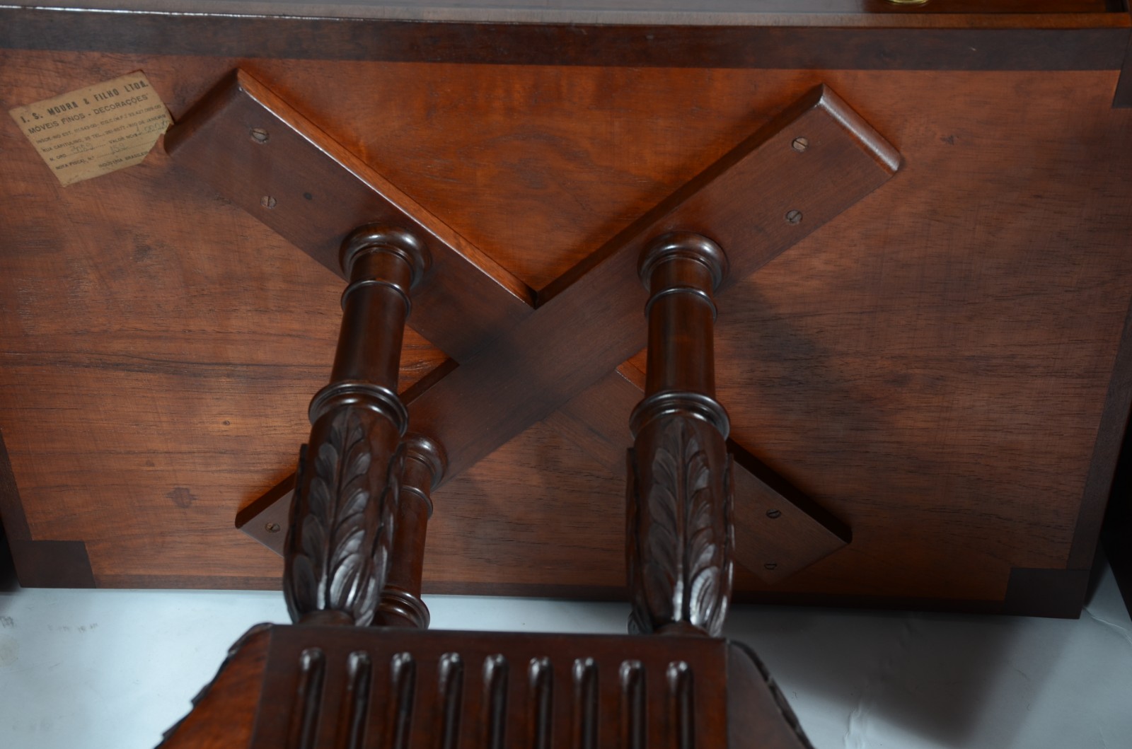 Mesa de madeira nobre com abas laterais, uma gaveta, apoio em 4... - foto 10 de 11