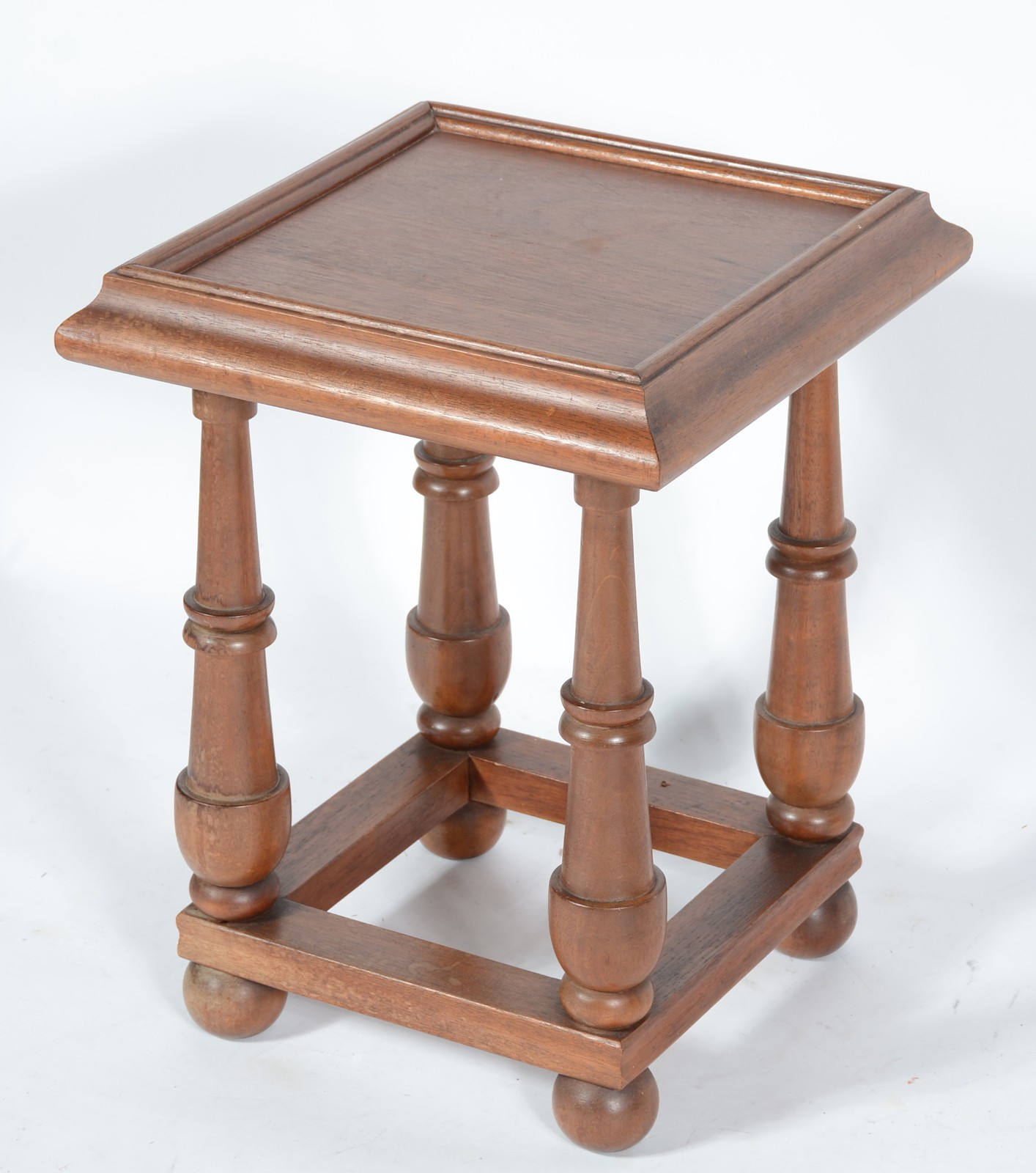 Duas peças, sendo: uma cadeira de madeira nobre, assento forrado em... - foto 3 de 5