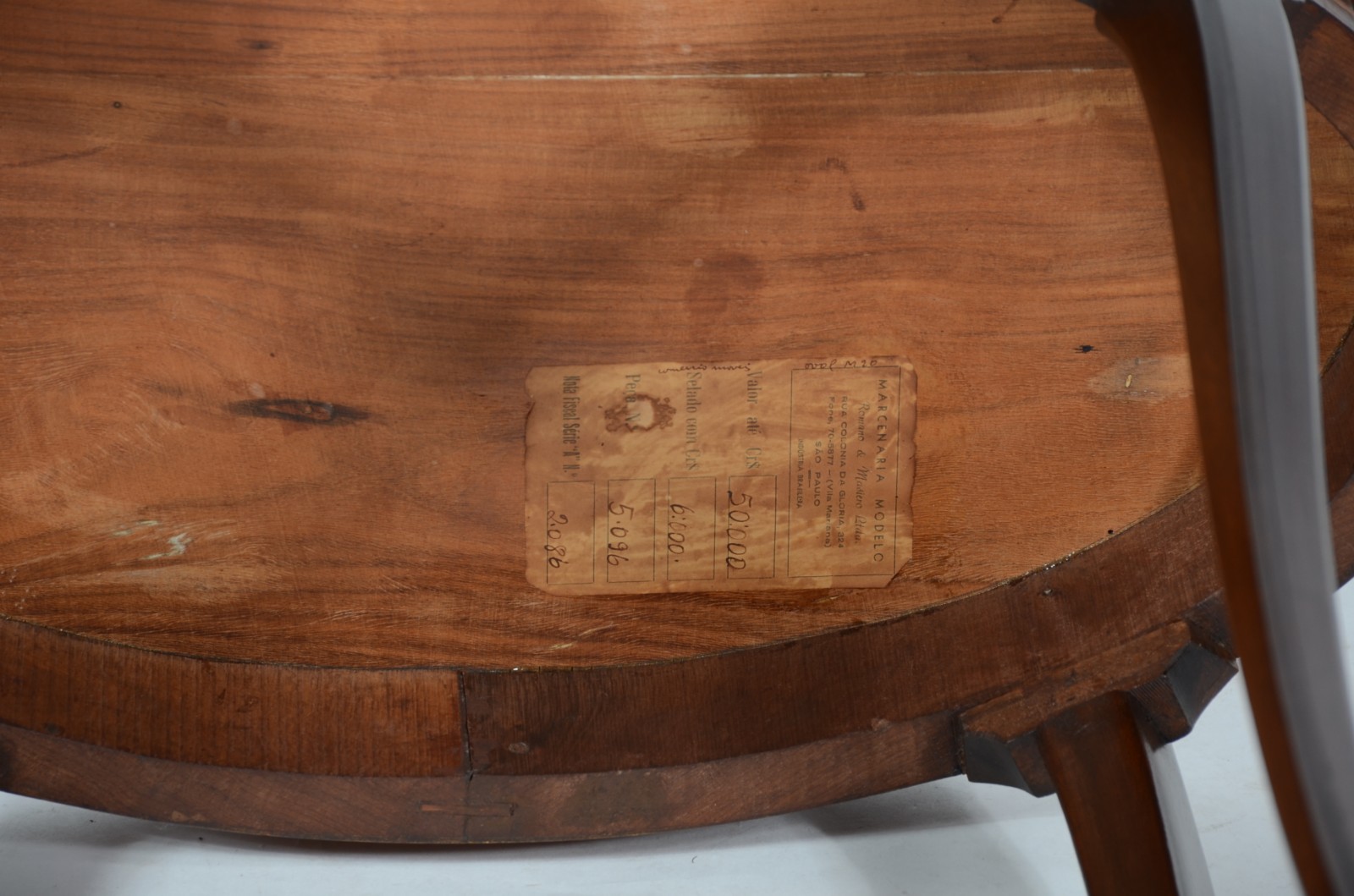 Mesa oval auxiliar de madeira filetada, estilo francês, tampo com... - foto 4 de 6