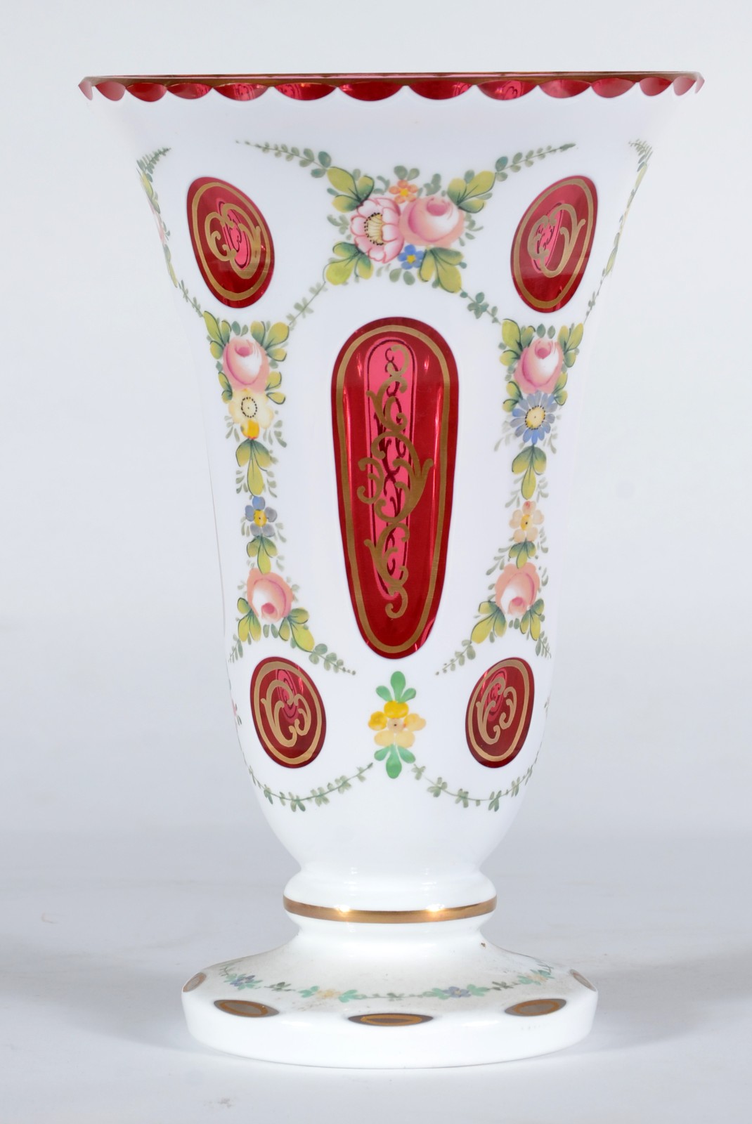 Vaso de cristal overlay na cor vermelha e branca com flores em... - foto 1 de 3
