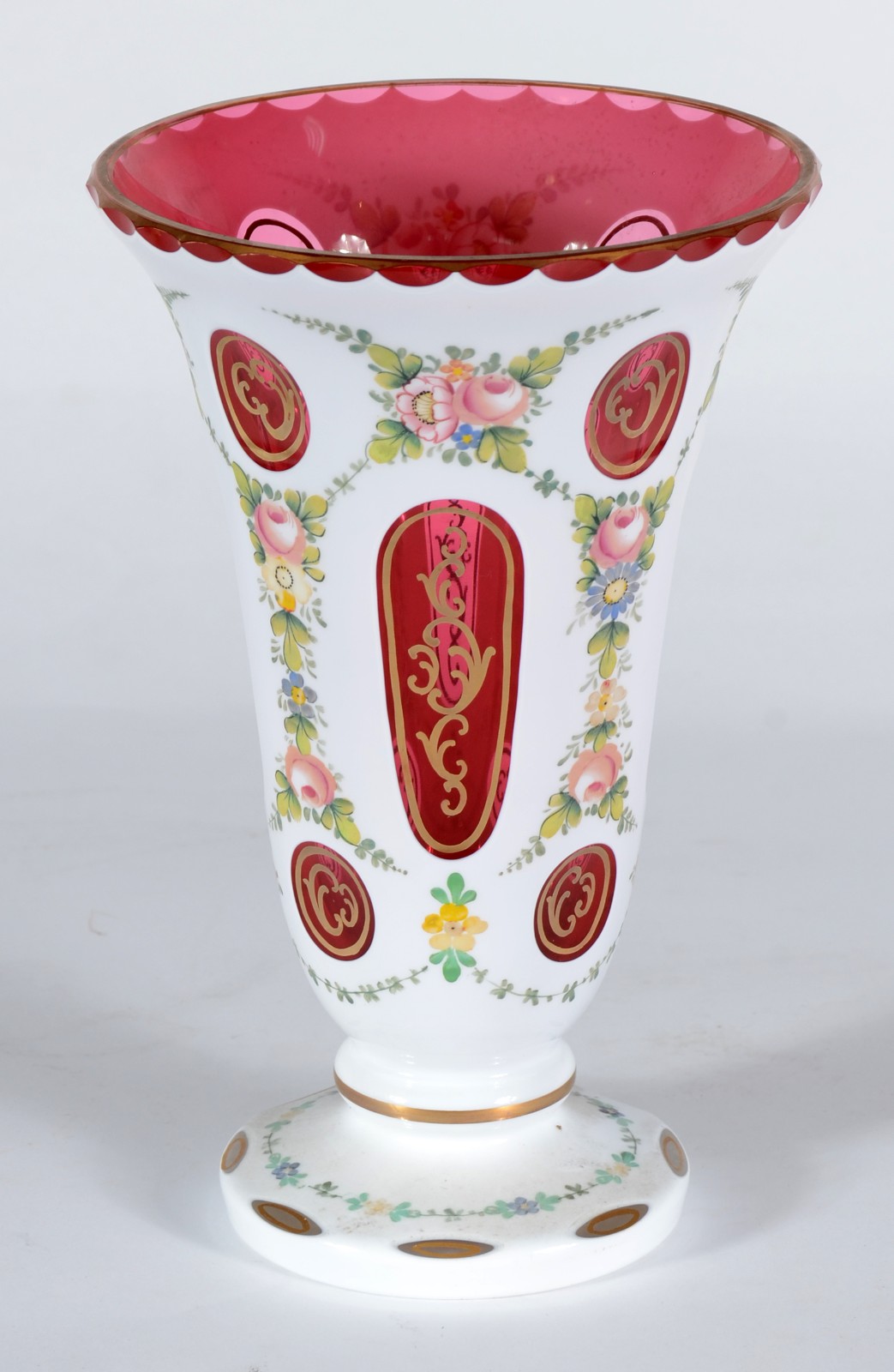 Vaso de cristal overlay na cor vermelha e branca com flores em... - foto 2 de 3