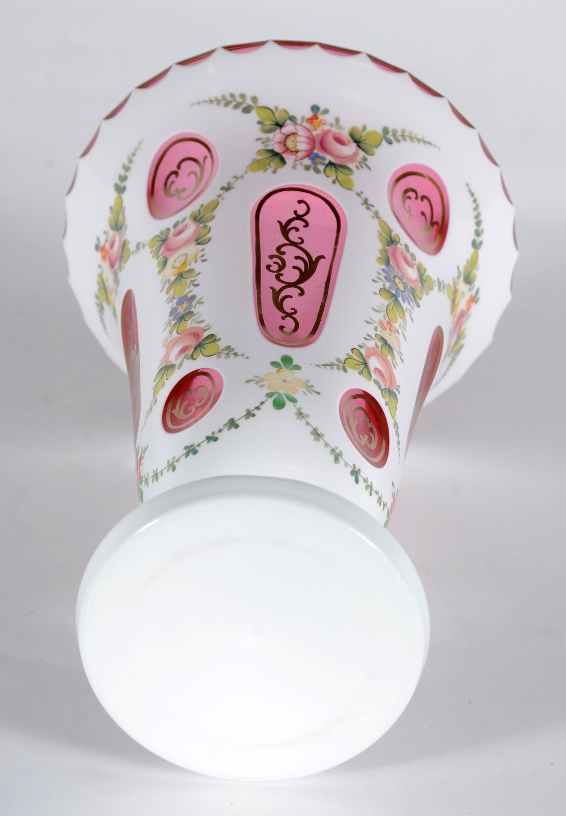 Vaso de cristal overlay na cor vermelha e branca com flores em... - foto 3 de 3
