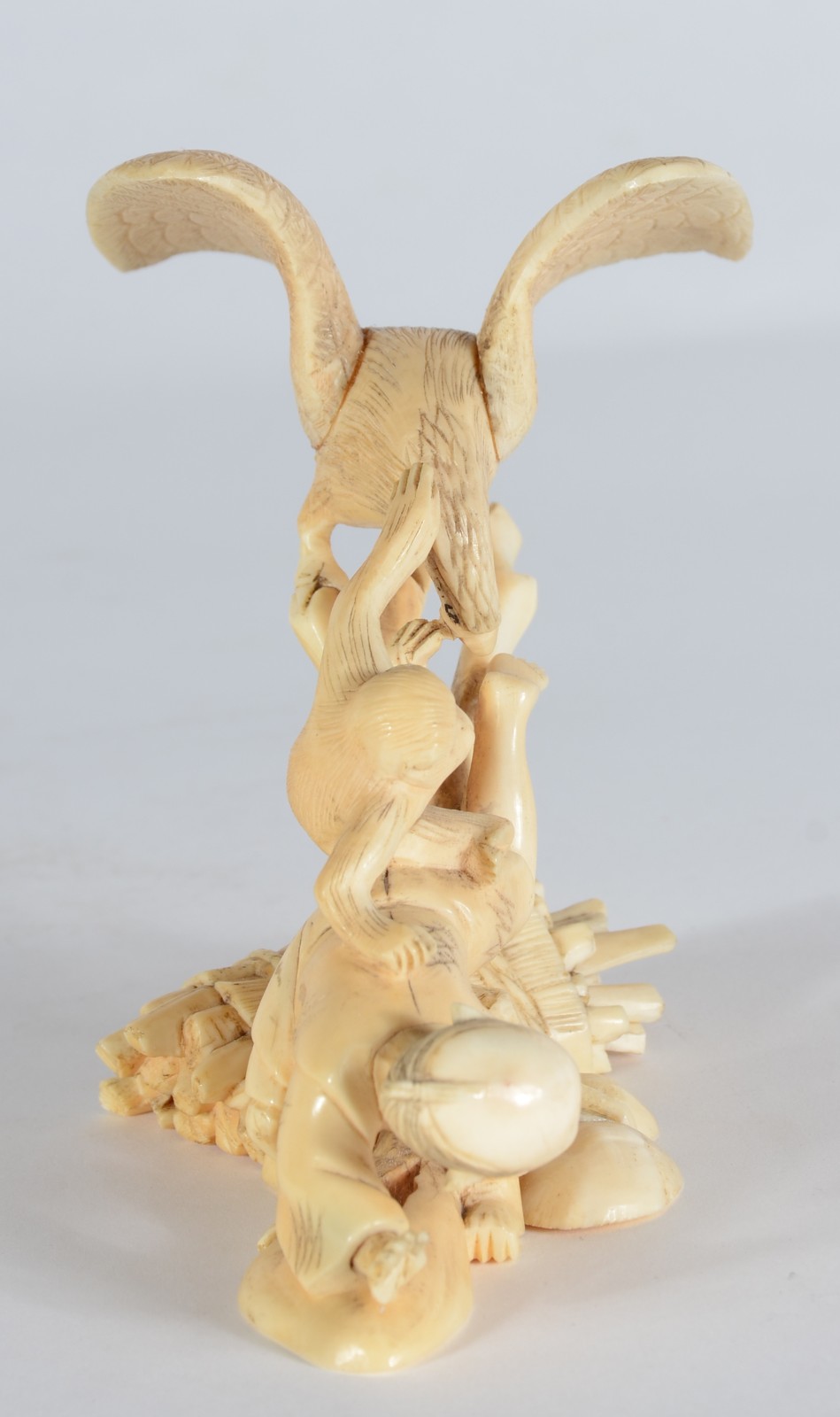 Grupo escultórico de marfim figura com águia e macaco. Assinado. - foto 3 de 7