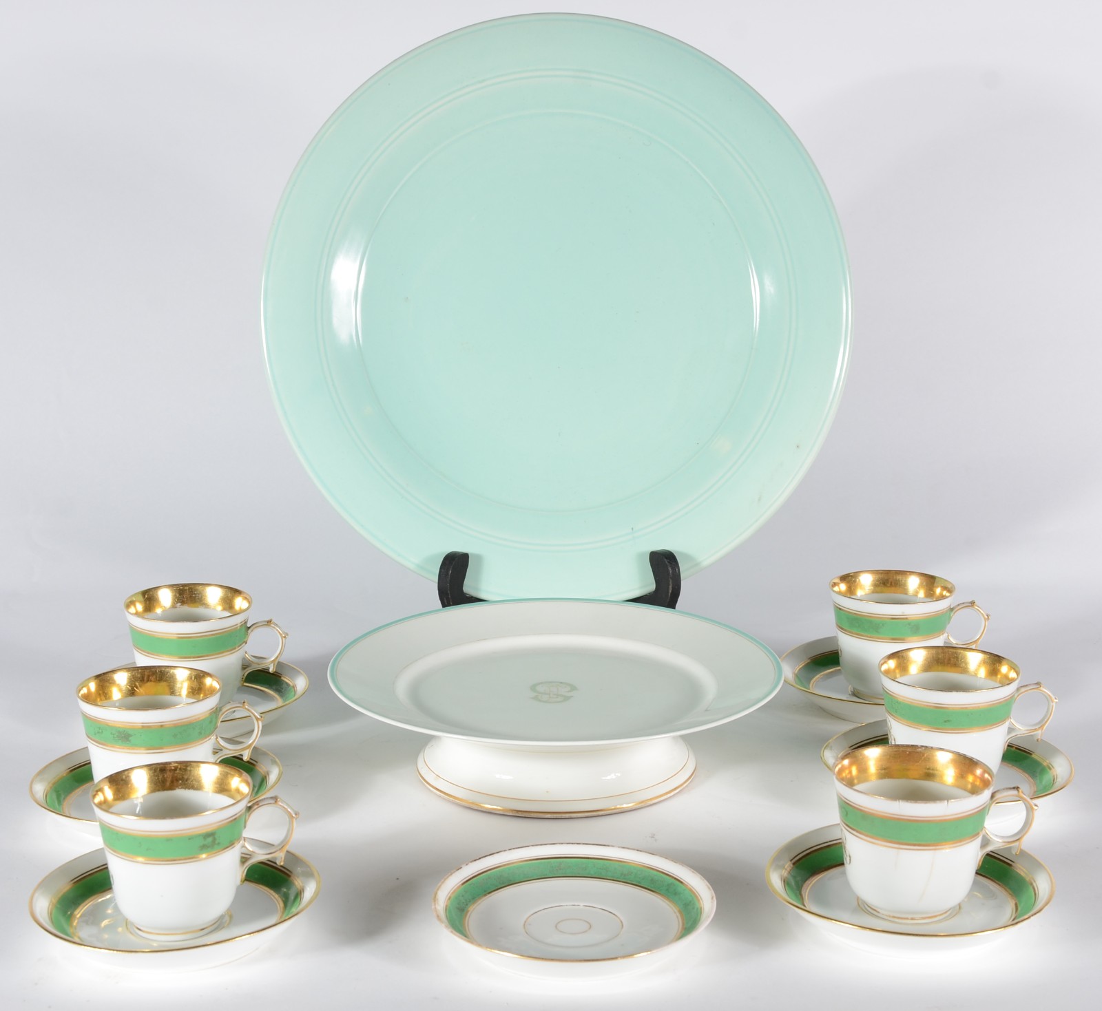 Diversas peças de porcelana, sendo: 6 xícaras de café Velho Paris com... - foto 1 de 8