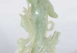 Escultura de jade representando figura feminina... - Escultura de jade representando figura feminina, base de madeira.