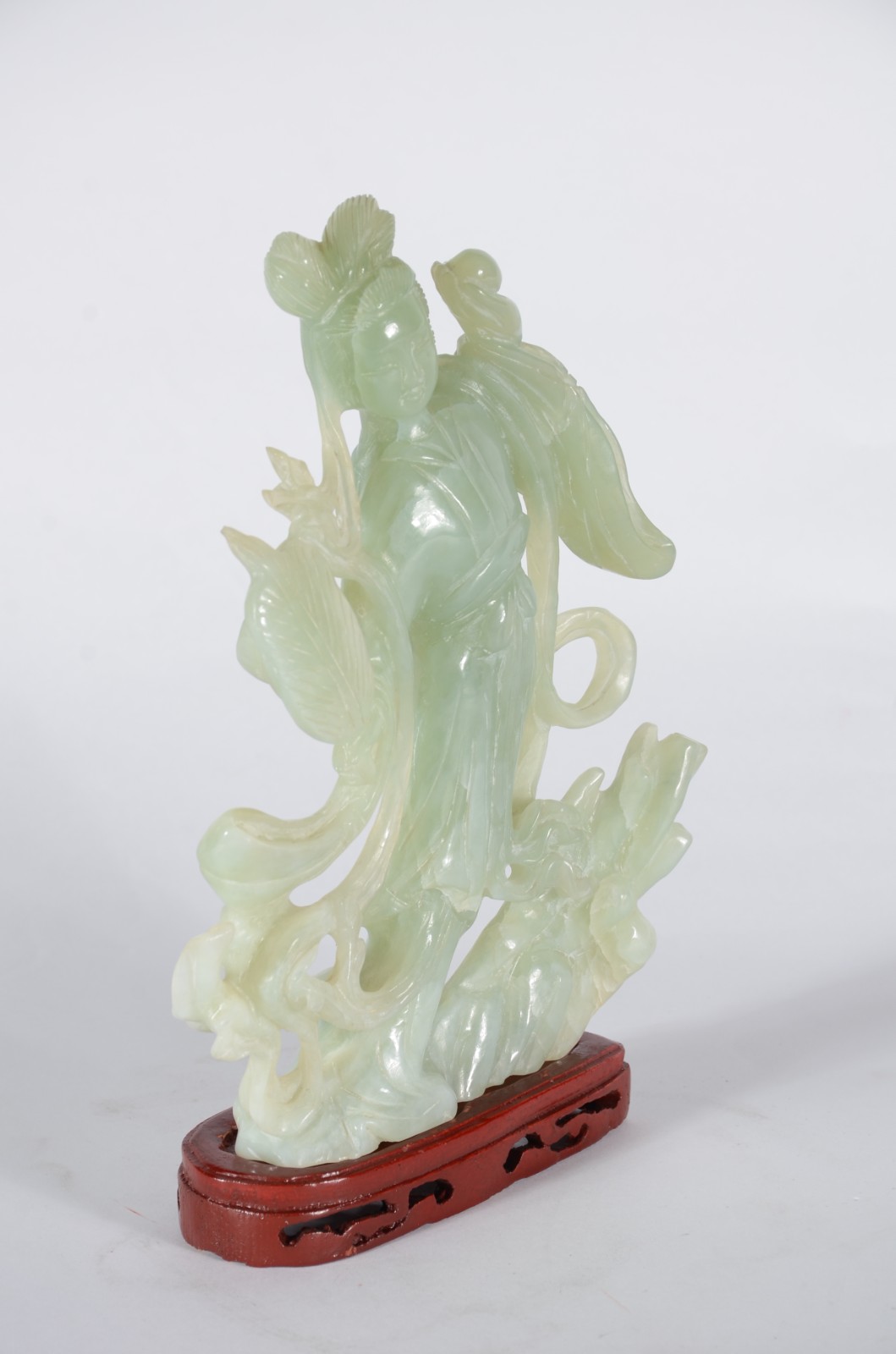 Escultura de jade representando figura feminina, base de madeira. - foto 2 de 10