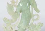 Escultura de jade representando figura feminina... - Escultura de jade representando figura feminina, base de madeira.