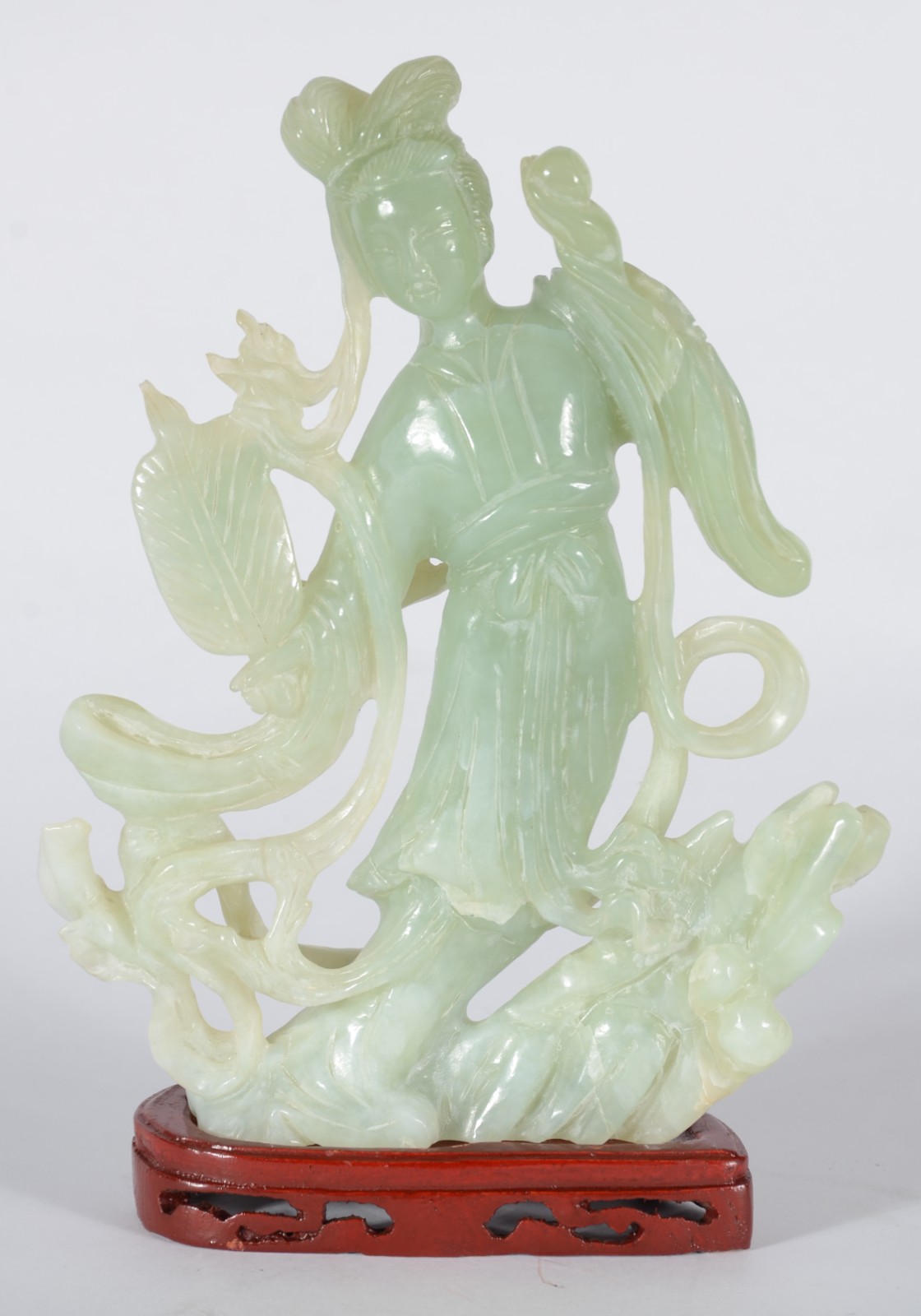 Escultura de jade representando figura feminina, base de madeira. - foto 1 de 10