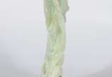 Escultura de jade representando figura feminina... - Escultura de jade representando figura feminina, base de madeira.