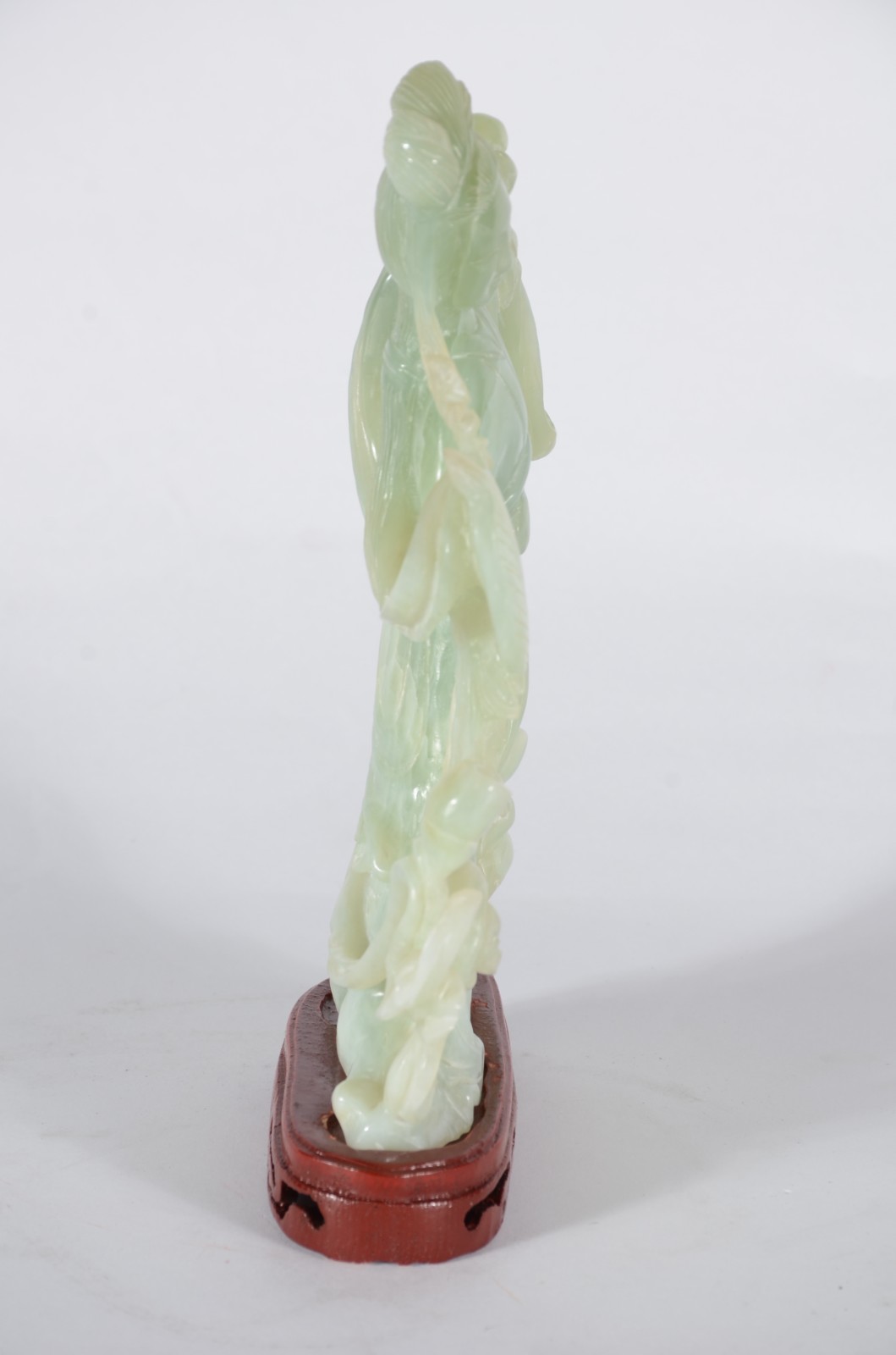 Escultura de jade representando figura feminina, base de madeira. - foto 5 de 10