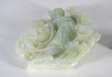 Escultura de jade representando figura feminina... - Escultura de jade representando figura feminina, base de madeira.