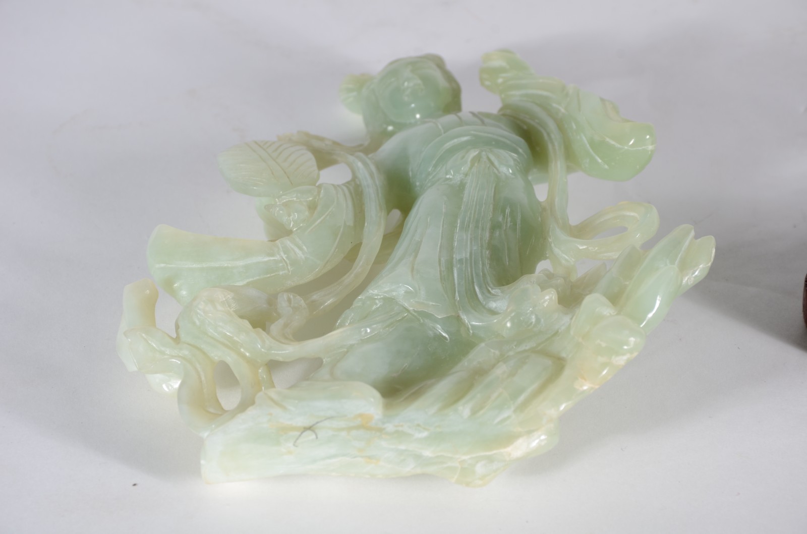 Escultura de jade representando figura feminina, base de madeira. - foto 7 de 10