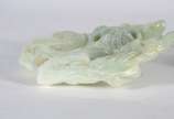 Escultura de jade representando figura feminina... - Escultura de jade representando figura feminina, base de madeira.