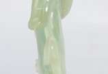 Escultura de jade representando figura feminina... - Escultura de jade representando figura feminina, base de madeira.