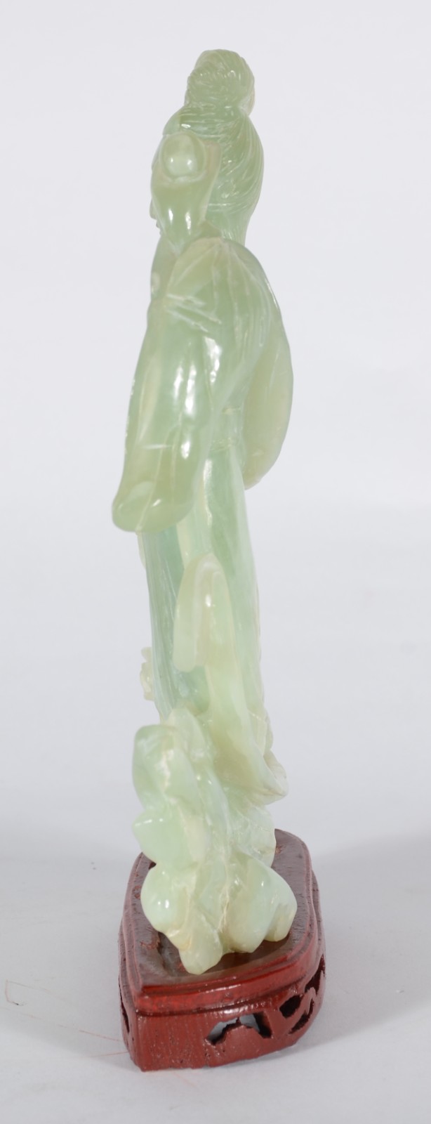 Escultura de jade representando figura feminina, base de madeira. - foto 3 de 10