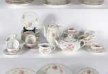 Aparelho de jantar e chá de porcelana tcheca na... - Aparelho de jantar e chá de porcelana tcheca na cor branca com flores em policromia, composto de: 11 pratos rasos, 11 pratos fundos, sopeira, bo...