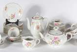 Aparelho de jantar e chá de porcelana tcheca na... - Aparelho de jantar e chá de porcelana tcheca na cor branca com flores em policromia, composto de: 11 pratos rasos, 11 pratos fundos, sopeira, bo...