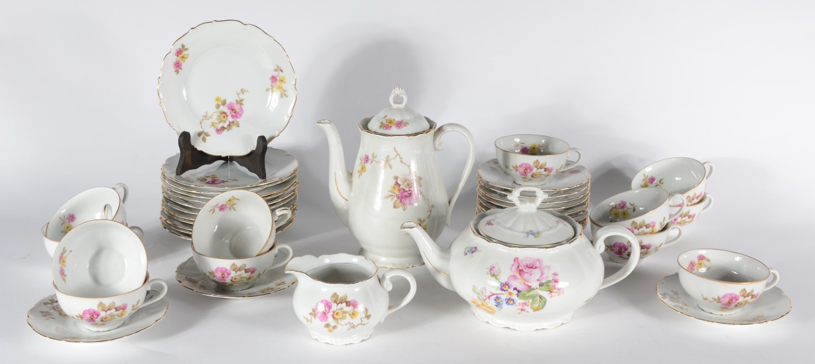 Aparelho de jantar e chá de porcelana tcheca na cor branca com flores... - foto 2 de 11