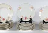 Aparelho de jantar e chá de porcelana tcheca na... - Aparelho de jantar e chá de porcelana tcheca na cor branca com flores em policromia, composto de: 11 pratos rasos, 11 pratos fundos, sopeira, bo...