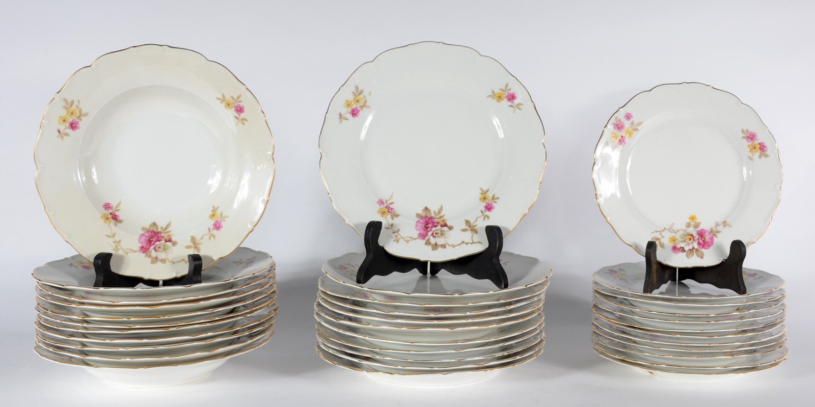 Aparelho de jantar e chá de porcelana tcheca na cor branca com flores... - foto 3 de 11