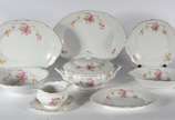 Aparelho de jantar e chá de porcelana tcheca na... - Aparelho de jantar e chá de porcelana tcheca na cor branca com flores em policromia, composto de: 11 pratos rasos, 11 pratos fundos, sopeira, bo...