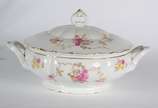 Aparelho de jantar e chá de porcelana tcheca na... - Aparelho de jantar e chá de porcelana tcheca na cor branca com flores em policromia, composto de: 11 pratos rasos, 11 pratos fundos, sopeira, bo...