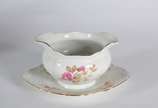 Aparelho de jantar e chá de porcelana tcheca na... - Aparelho de jantar e chá de porcelana tcheca na cor branca com flores em policromia, composto de: 11 pratos rasos, 11 pratos fundos, sopeira, bo...