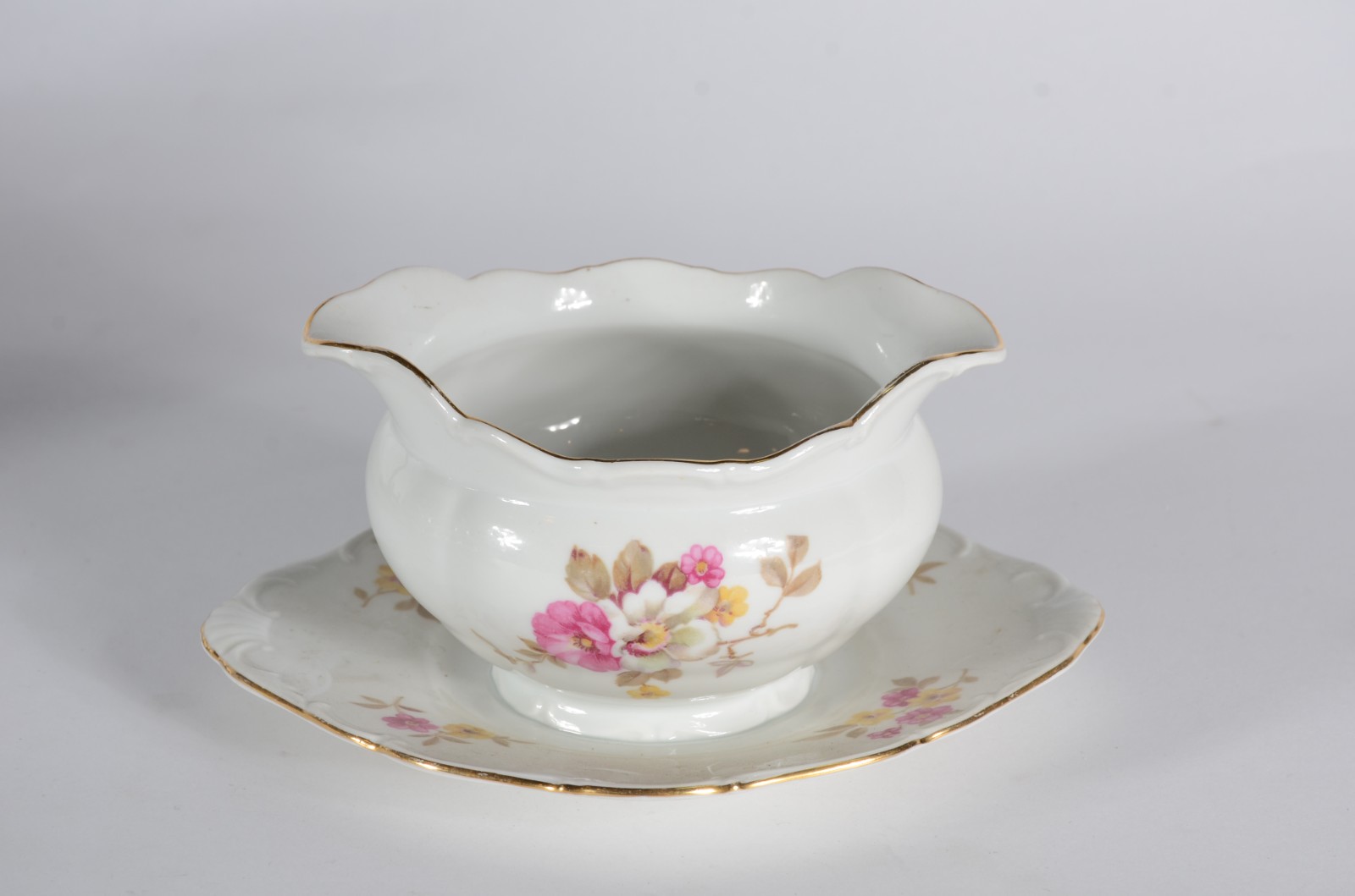 Aparelho de jantar e chá de porcelana tcheca na cor branca com flores... - foto 6 de 11