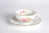 Aparelho de jantar e chá de porcelana tcheca na... - Aparelho de jantar e chá de porcelana tcheca na cor branca com flores em policromia, composto de: 11 pratos rasos, 11 pratos fundos, sopeira, bo...