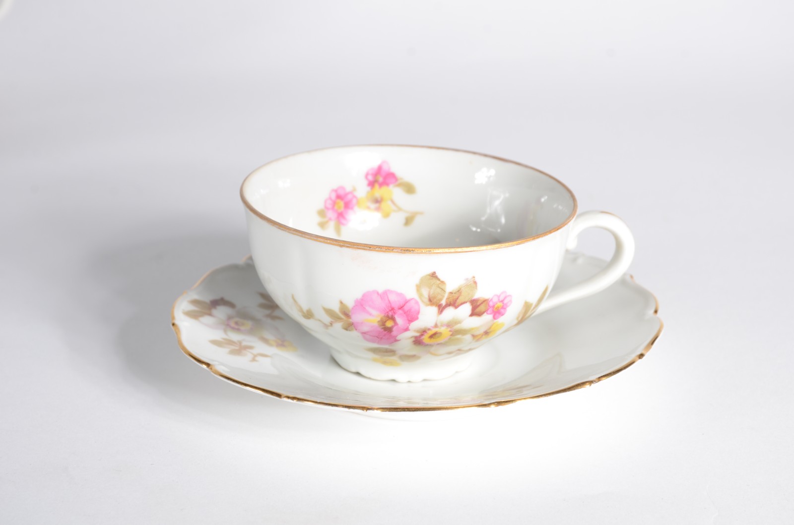 Aparelho de jantar e chá de porcelana tcheca na cor branca com flores... - foto 7 de 11