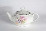 Aparelho de jantar e chá de porcelana tcheca na... - Aparelho de jantar e chá de porcelana tcheca na cor branca com flores em policromia, composto de: 11 pratos rasos, 11 pratos fundos, sopeira, bo...