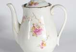 Aparelho de jantar e chá de porcelana tcheca na... - Aparelho de jantar e chá de porcelana tcheca na cor branca com flores em policromia, composto de: 11 pratos rasos, 11 pratos fundos, sopeira, bo...