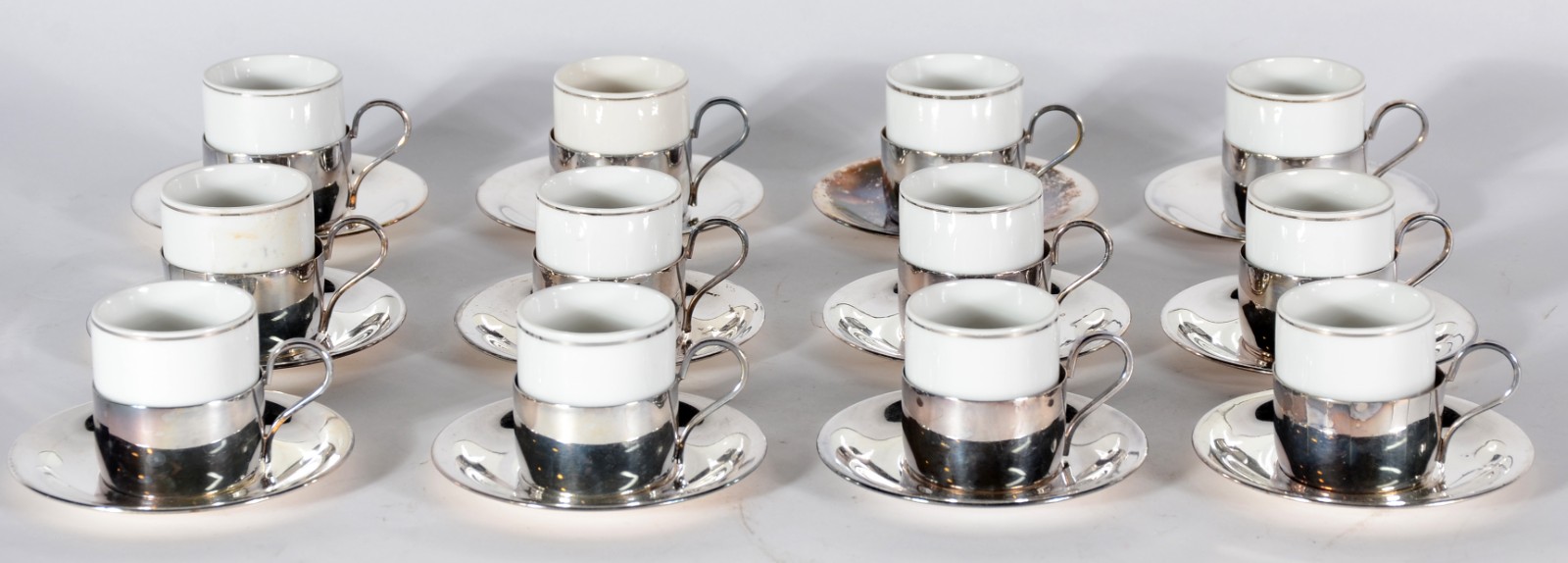 Conjunto com 12 xícaras para café de porcelana branca com bases e... - foto 1 de 5